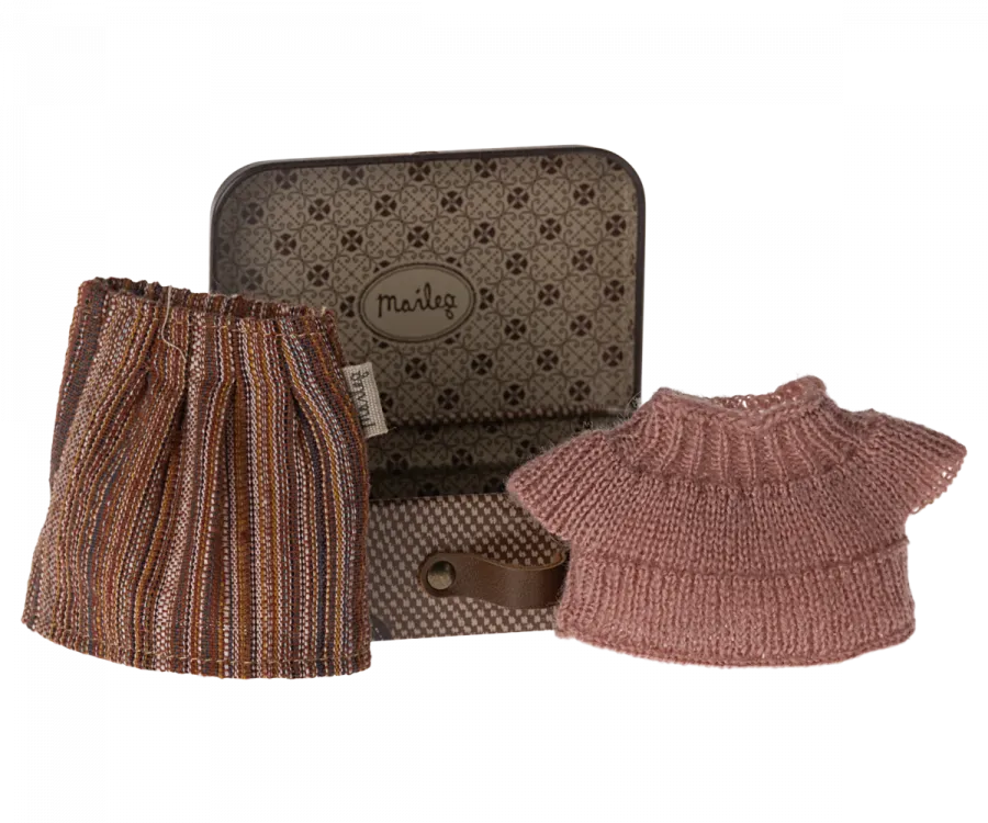 Maileg Knitted blouse and skirt in suitcase, Grandma mouse